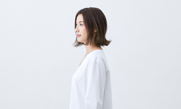 時短外ハネスタイルの横顔