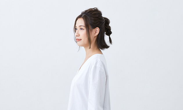 三つ編みポニーの横顔