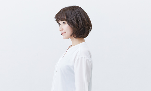 ニュアンスヘアスタイルの横顔