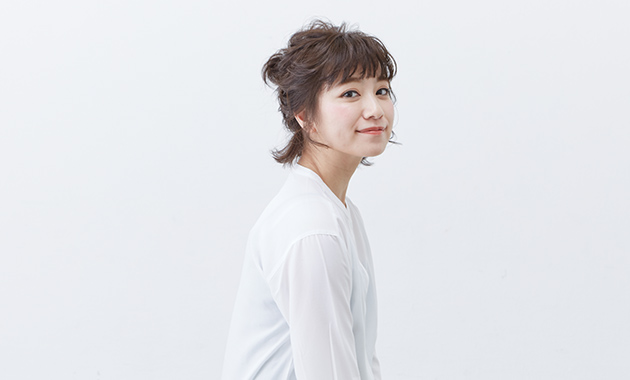 後れ毛のニュアンスが可愛い。ざっくりルーズなお団子スタイル