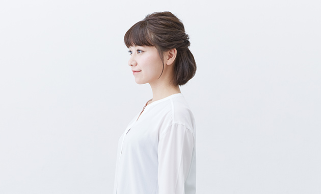 ふんわりハーフアップスタイルの横顔