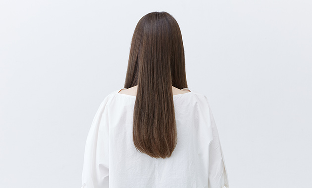 時短が叶う王道ストレートヘアスタイルの後ろ姿