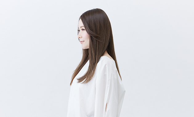 時短が叶う王道ストレートヘアスタイルの横顔