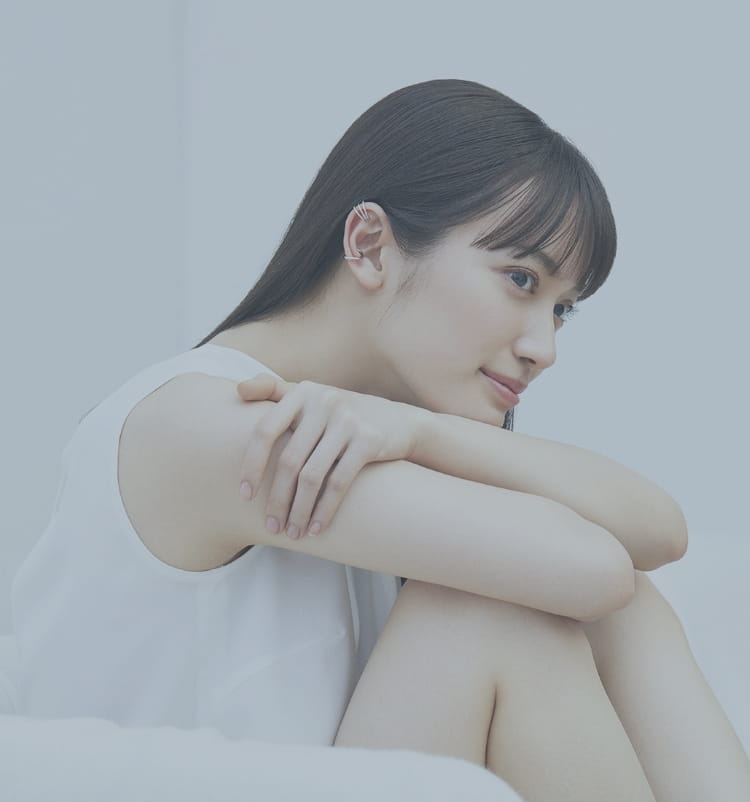 三角座りしている女性の画像