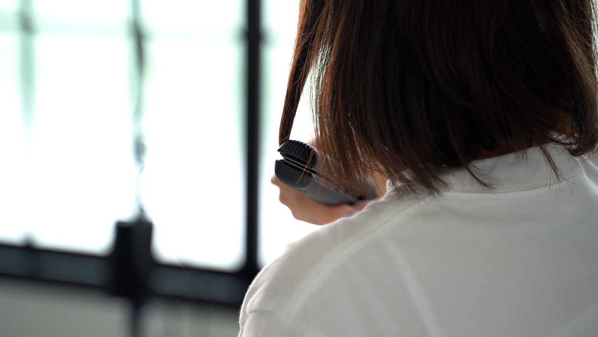 ヘアアイロンの使い方、髪をはさみながらゆっくり毛先まで伸ばす