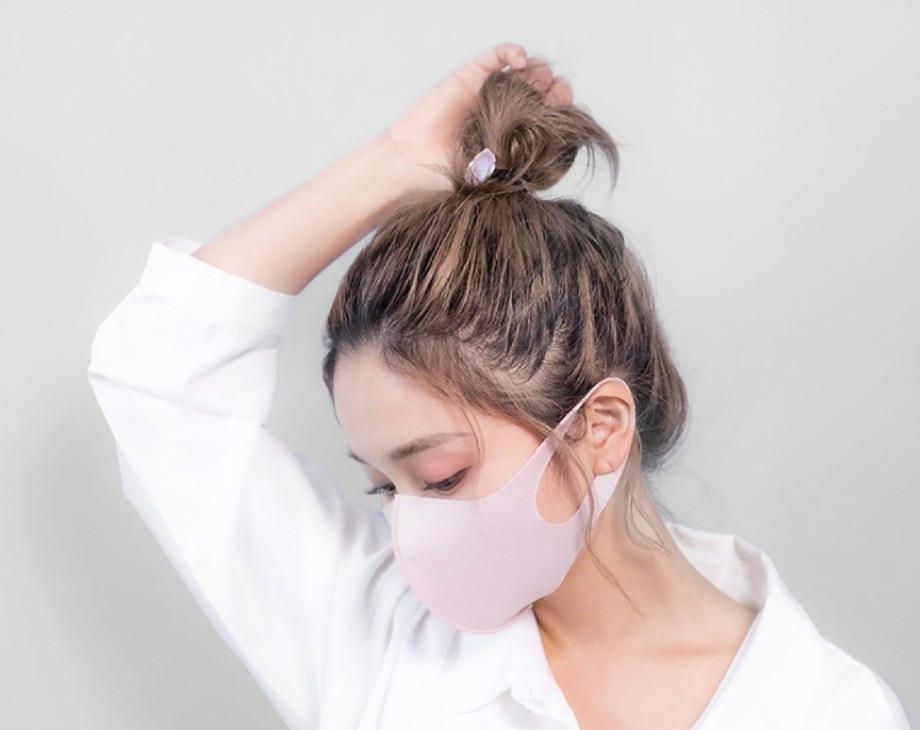 前髪の両サイドを残したアップヘアにする