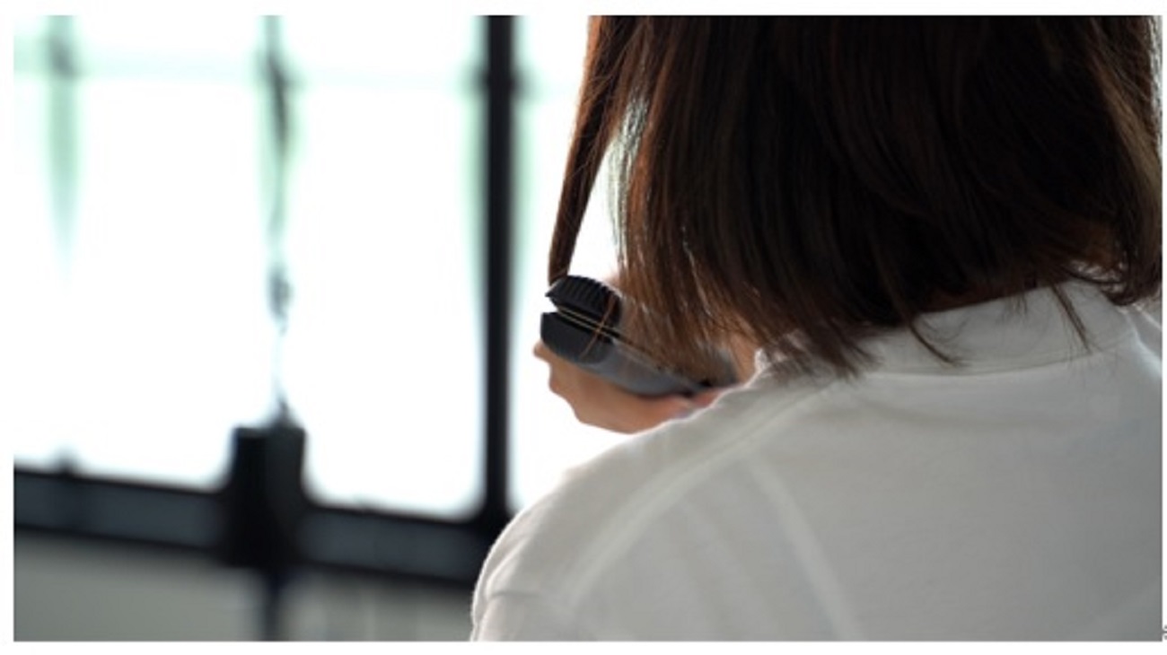 【くせの軽い波状毛・捻転毛・縮毛タイプ】ヘアアイロンでくせ毛を伸ばす