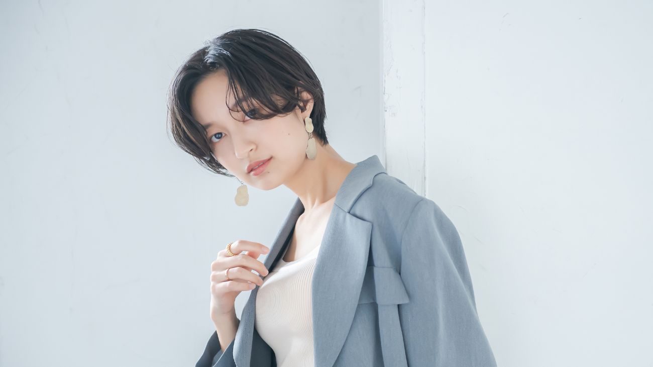 前髪をサイドに流したヘアスタイルにする