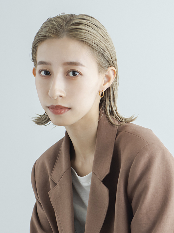 スタイリッシュなムードを演出、2WAYアイロンで巻くスリークヘア