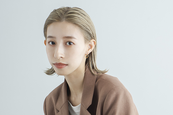 スタイリッシュなムードを演出、2WAYアイロンで巻くスリークヘア