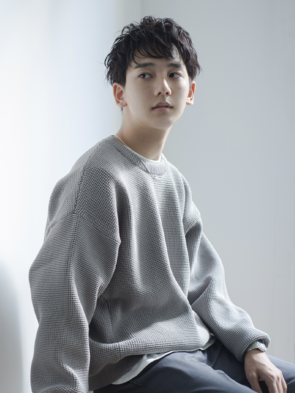 ストレートヘアアイロンでラフにまとめるパーマ⾵ヘア