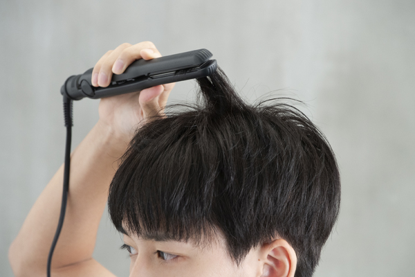 ストレートヘアアイロンでラフにまとめるパーマ⾵ヘア