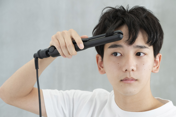 ストレートヘアアイロンでラフにまとめるパーマ⾵ヘア