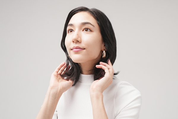 ストレート＆カールヘアアイロンで作る、簡単で華やかな韓国風ミディアムウェーブスタイル