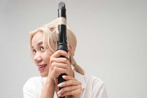 セラミックカールヘアアイロンでおしゃれなおでかけローポニーテール