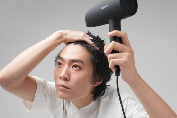 ドライヤーとストレートアイロンで遊びを効かせたコンマヘア