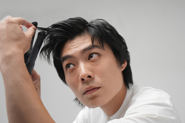 ドライヤーとストレートアイロンで遊びを効かせたコンマヘア