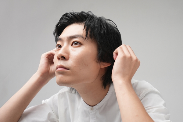 ドライヤーとストレートアイロンで遊びを効かせたコンマヘア