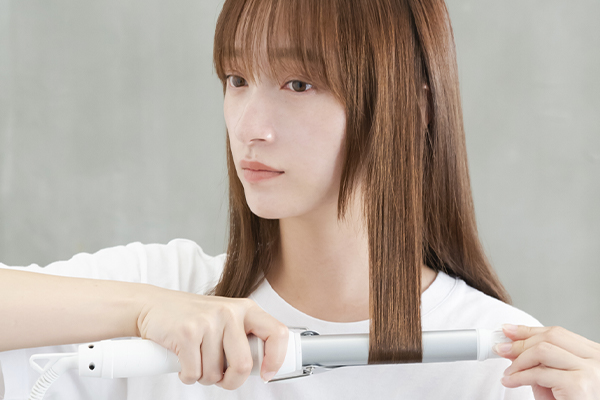 少しだけいつもと雰囲気を変えたいときに、カールアイロンで作るほつれポニーテール