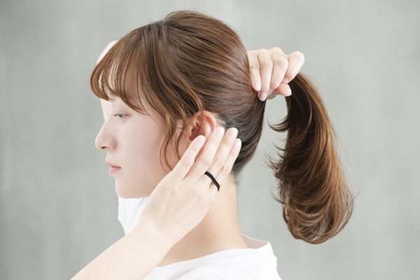 少しだけいつもと雰囲気を変えたいときに、カールアイロンで作るほつれポニーテール