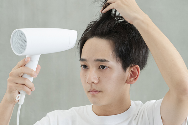 ストレートヘアアイロンを使ったかっちりスタイル、センターパートアレンジ