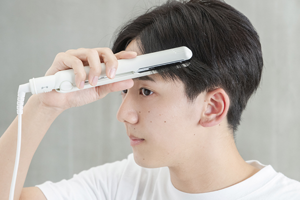 ストレートヘアアイロンを使ったかっちりスタイル、センターパートアレンジ