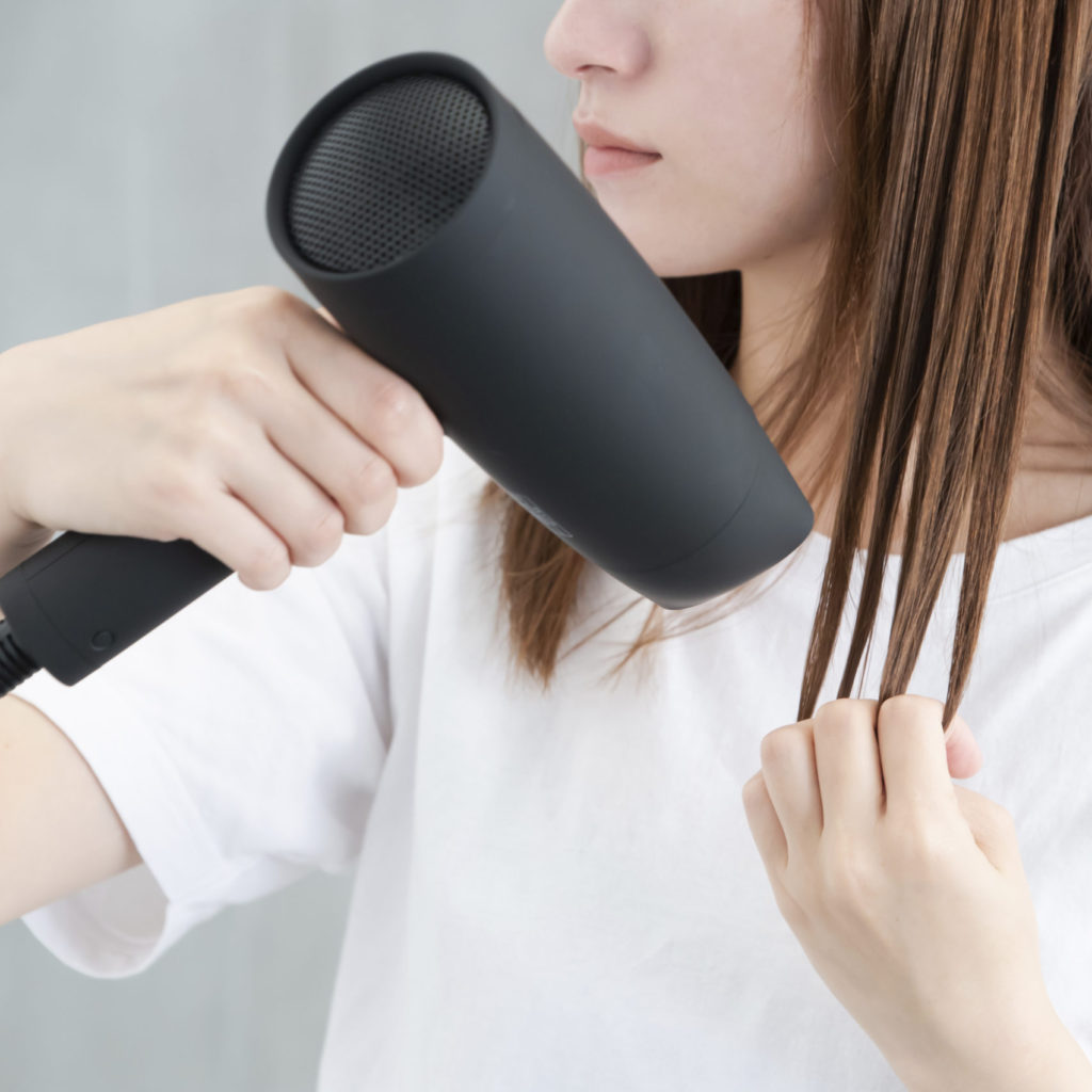 硬い髪をやわらかくする3つのケア方法！やわらかく見せる3つのアイディアも紹介